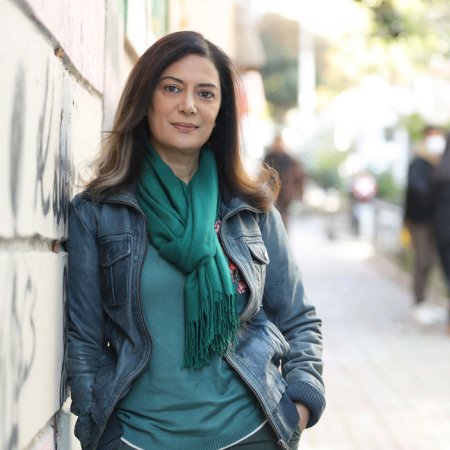 VEDA YURTSEVER "TİYATRO DERGİSİNE" YAZDI.